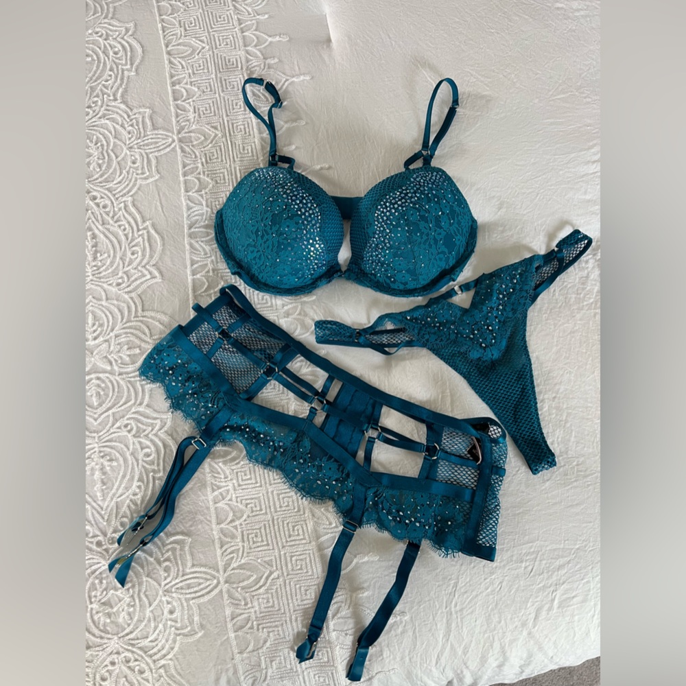 Victoria’s Secret Very Sexy bra, thong and garter set 32D, medium and M/L